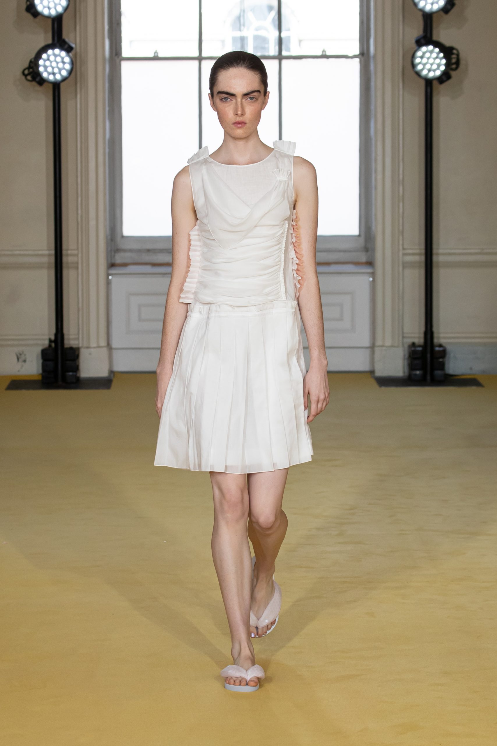 Trendy outfit inspiration Noon By Noor
