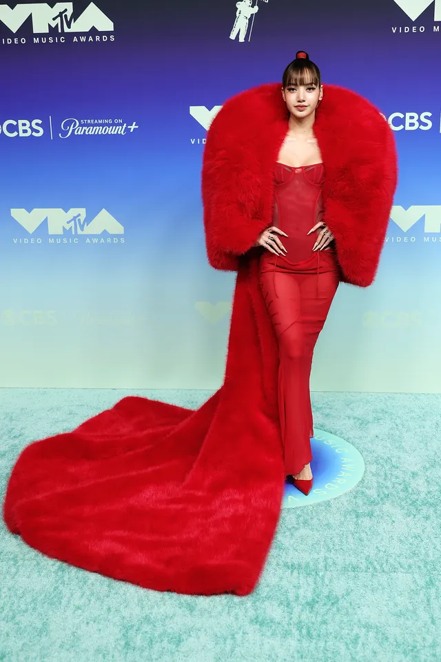 Lisa in a red The Attico look and Quine Li coat at the 2026 MTV VMAs