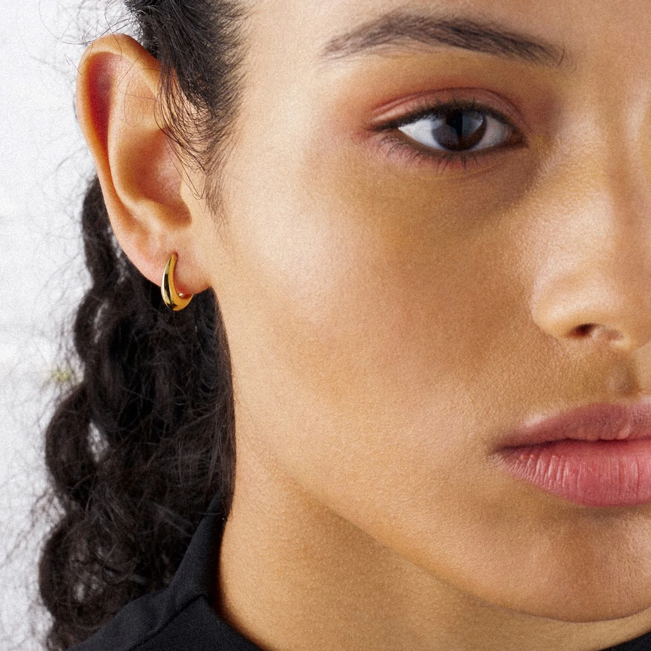 Model wearing Shaun Leane Sabre Mini Hoop Earrings