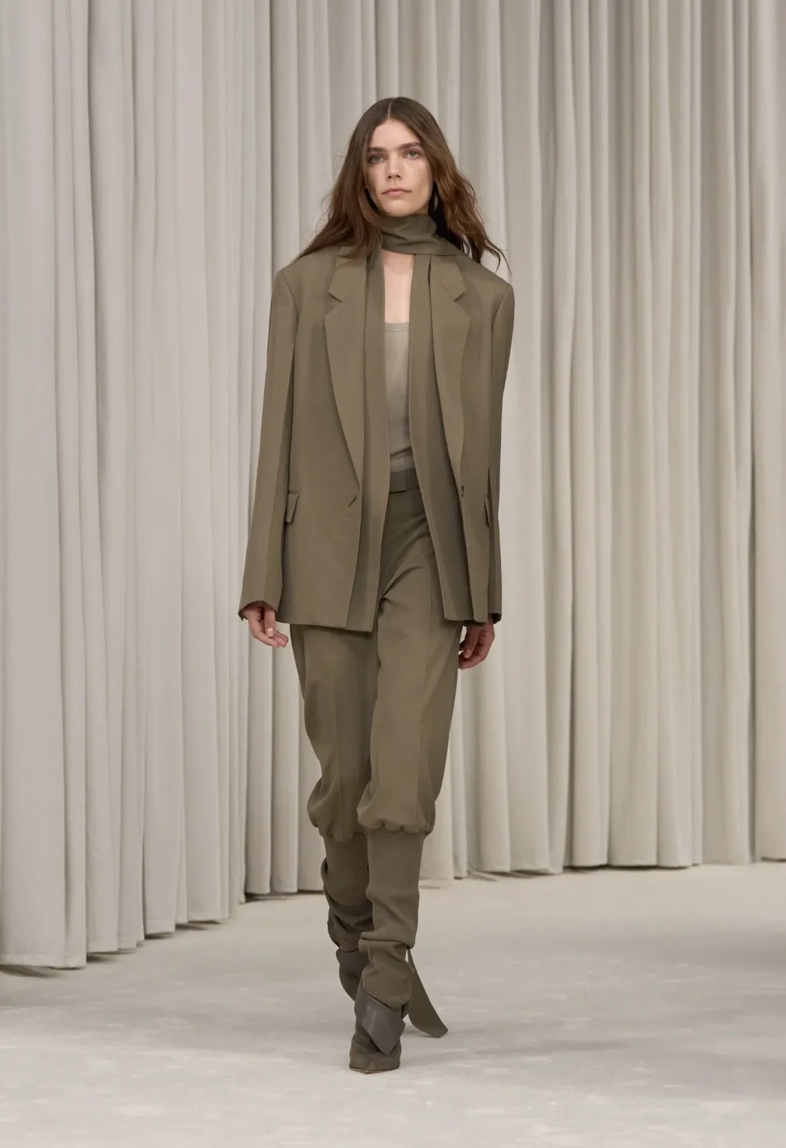 Models showcasing Spring 2025 fashion trends on the runway.