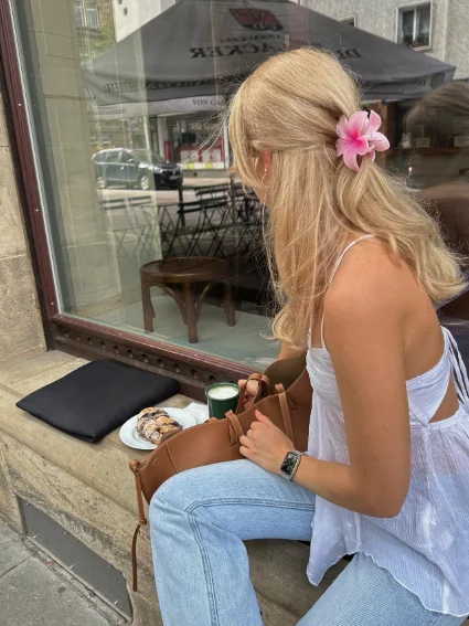 Oversized flower hair clip in soft waves, perfect for Spring 2025 trends.
