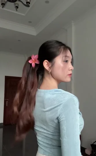 Oversized flower hair clip in soft waves, perfect for Spring 2025 trends.